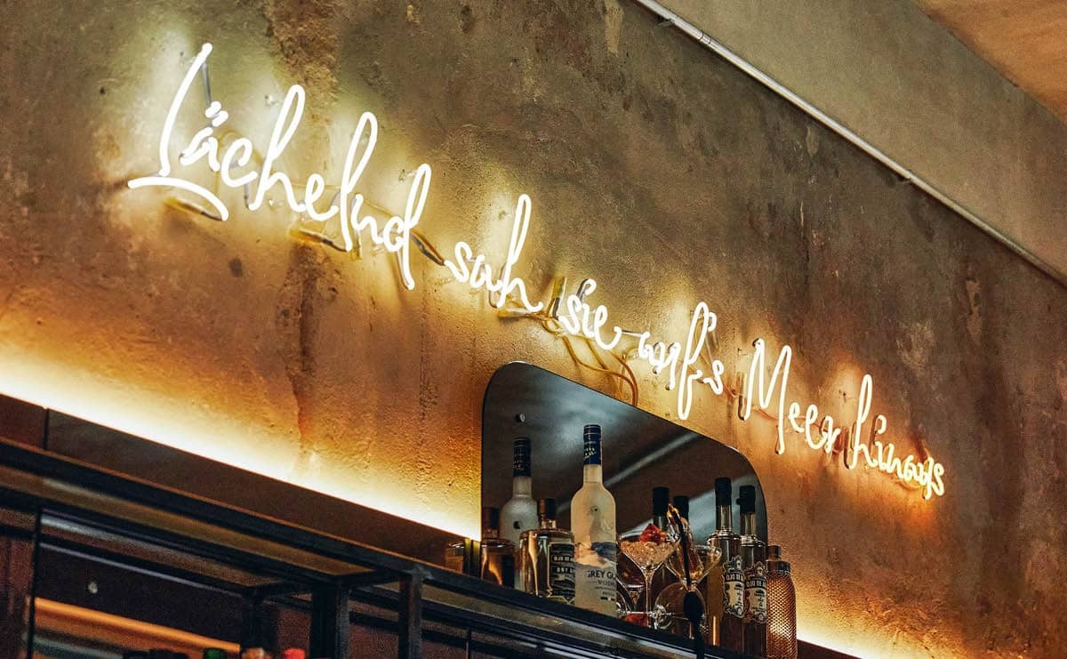 Neon-Schriftzüge und Dschungel-Wände kreativ inszeniert