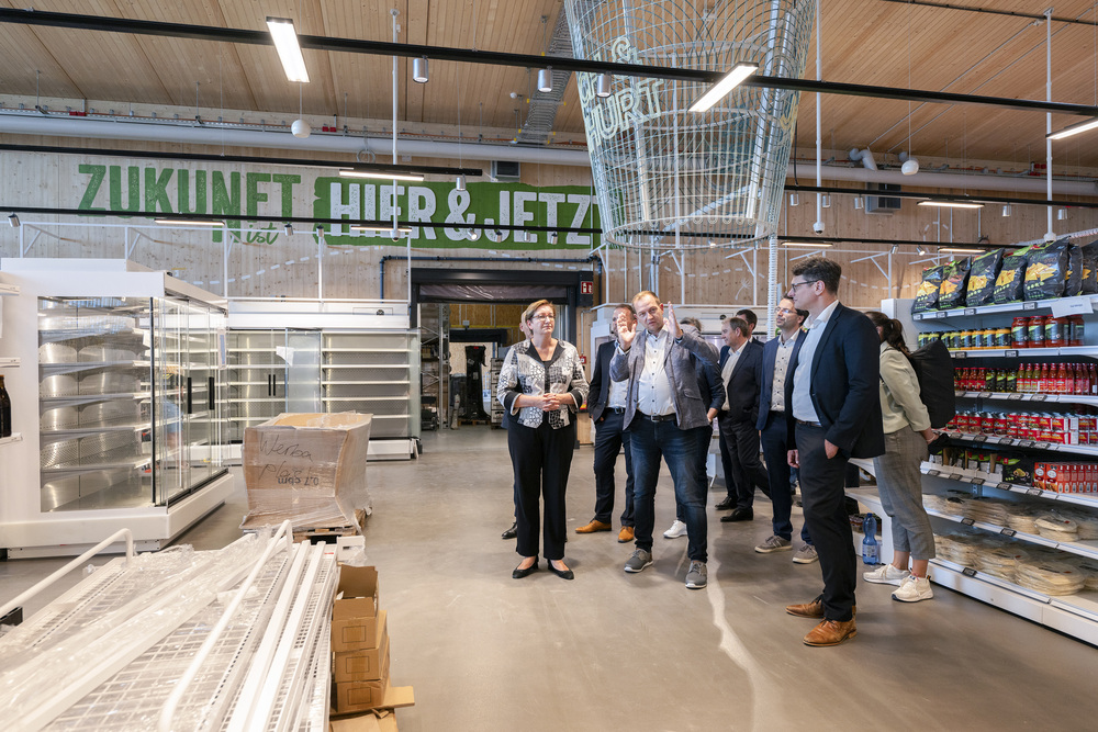 Schweitzer plant und realisiert innovativen EDEKA-Zukunftsmarkt in Nauen Schweitzer plant und realisiert innovativen EDEKA-Zukunftsmarkt in Nauen