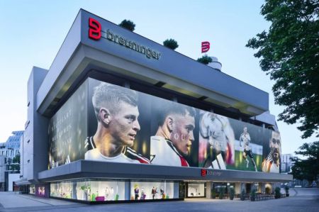 Exklusive Partnerschaft: Breuninger und adidas heißen Fans willkommen