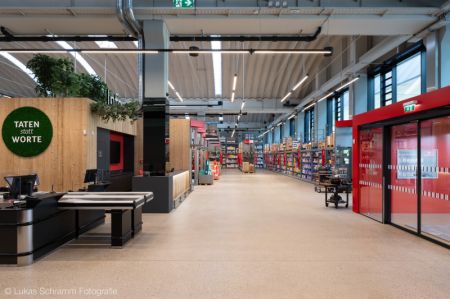 Der neue Transgourmet-Großmarkt in Klagenfurt bietet dank innovativem Ladenbau ein unvergleichliches Einkaufserlebnis für die Gastronomie und Hotellerie.: Wanzl schafft ein maßgeschneidertes Einkaufserlebnis für Gastronomie und Hotellerie Der neue Transgourmet-Großmarkt in Klagenfurt bietet dank innovativem Ladenbau ein unvergleichliches Einkaufserlebnis für die Gastronomie und Hotellerie.: Wanzl schafft ein maßgeschneidertes Einkaufserlebnis für Gastronomie und Hotellerie